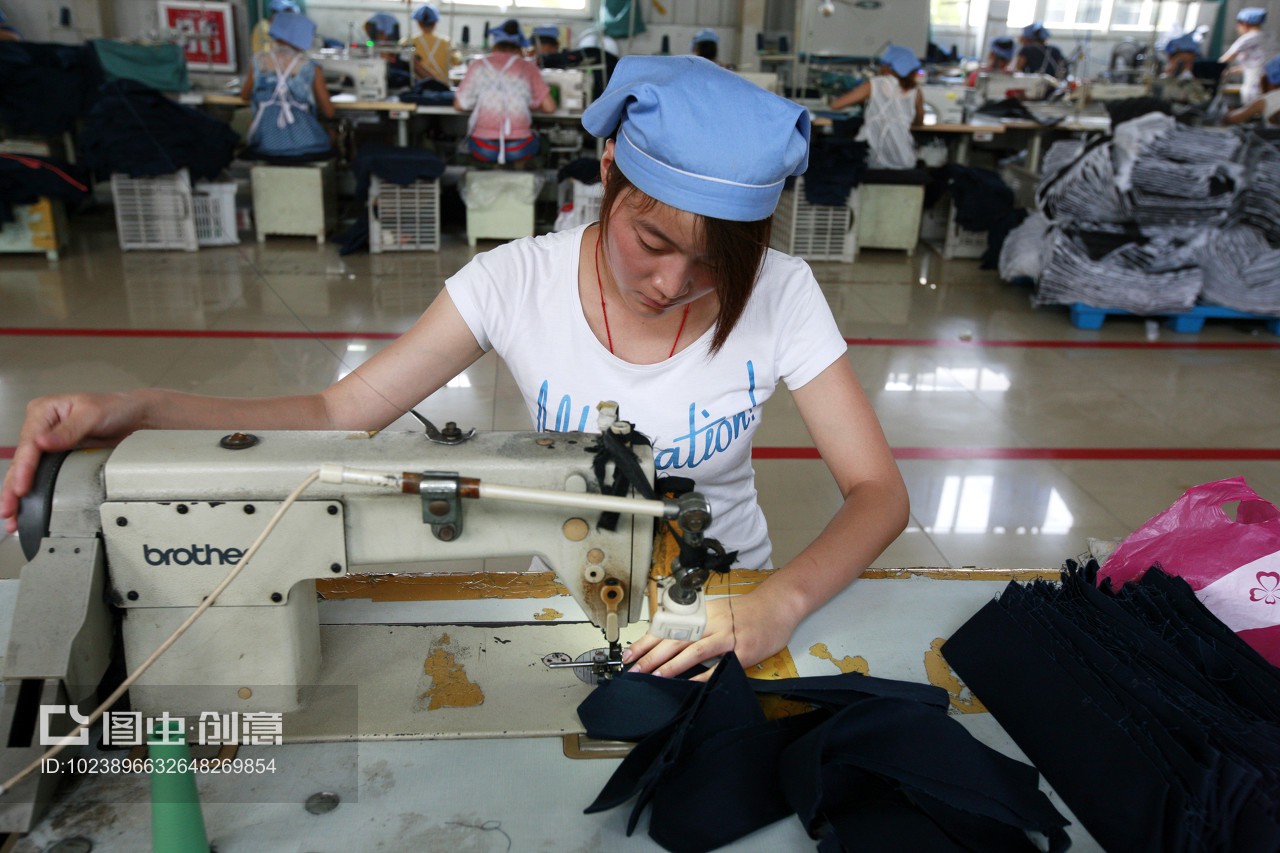安徽省淮北市秋艷服裝廠,女工在生產車間內加工出口到歐美地區的服裝產品。
